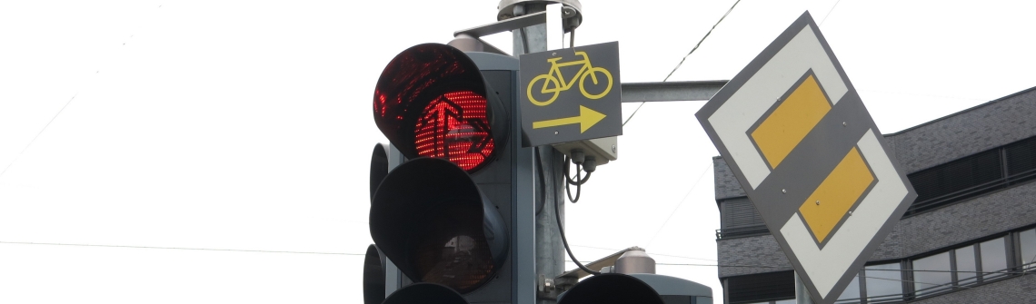 Neu können Velos bei einem roten Lichtsignal rechts abbiegen, sofern an der Ampel ein zusätzliches Schild mit einem gelben Velo auf schwarzem Grund angebracht ist